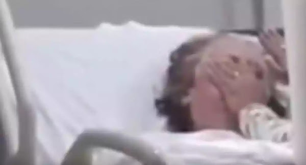 Κόρη πίεσε μύτη και στόμα στην άρρωστη μάνα της στο νοσοκομείο για να την πνίξει - Βίντεο Κόρη πίεσε μύτη και στόμα στην άρρωστη μάνα της στο νοσοκομείο για να την πνίξει - Βίντεο