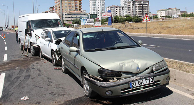 Diyarbakır'da meydana gelen zincirleme kazada 2 kişi yaralandı Diyarbakır'da meydana gelen zincirleme kazada 2 kişi yaralandı