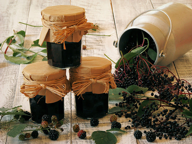 Confiture de mûres sauvages et de baies de sureau - le carnet sur l'étagère Confiture de mûres sauvages et de baies de sureau - le carnet sur l'étagère