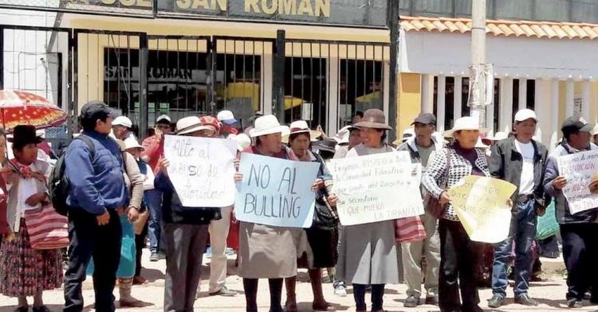 Padres de familia toman local de UGEL San Román pidiendo el cambio de directores - Puno Padres de familia toman local de UGEL San Román pidiendo el cambio de directores - Puno