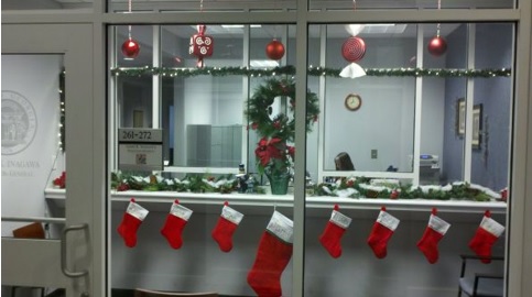 como decorar la oficina en navidad puertas y ventanas y escritorio