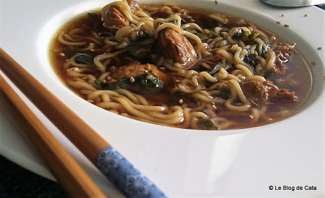 Supa asiatica cu noodles si pak choï (varza chinezeasca)