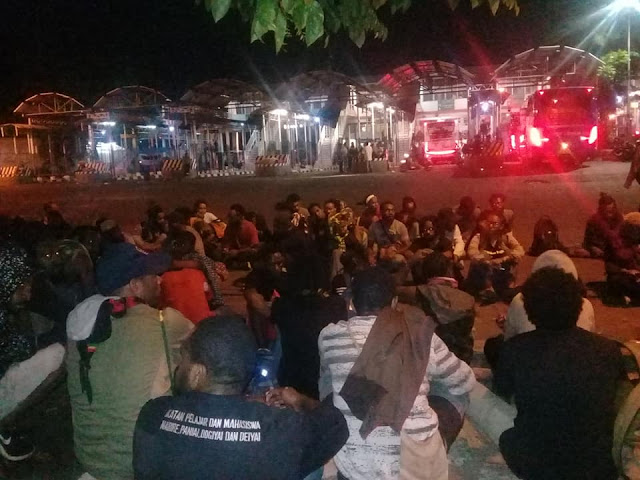 Mohon Advokasi: Diterminal Bungurasih, Massa Hendak Pulang Masih Diikuti Mohon Advokasi: Diterminal Bungurasih, Massa Hendak Pulang Masih Diikuti