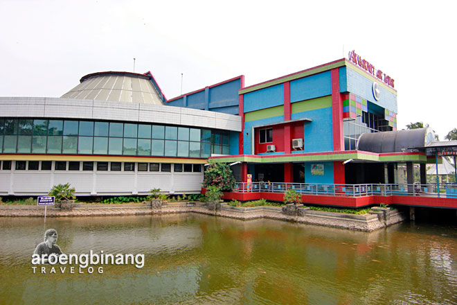taman akuarium air tawar tmii jakarta timur