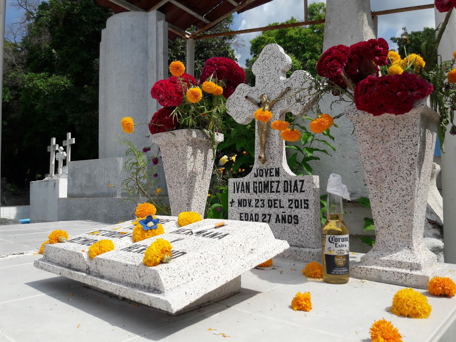 Adornan tumbas con flores de cempasúchil y cervezas Agencia de