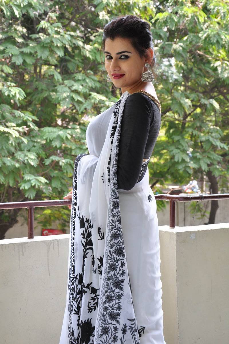 South Indian Actress Archana Veda Hot Hip Navel Photos In White Saree