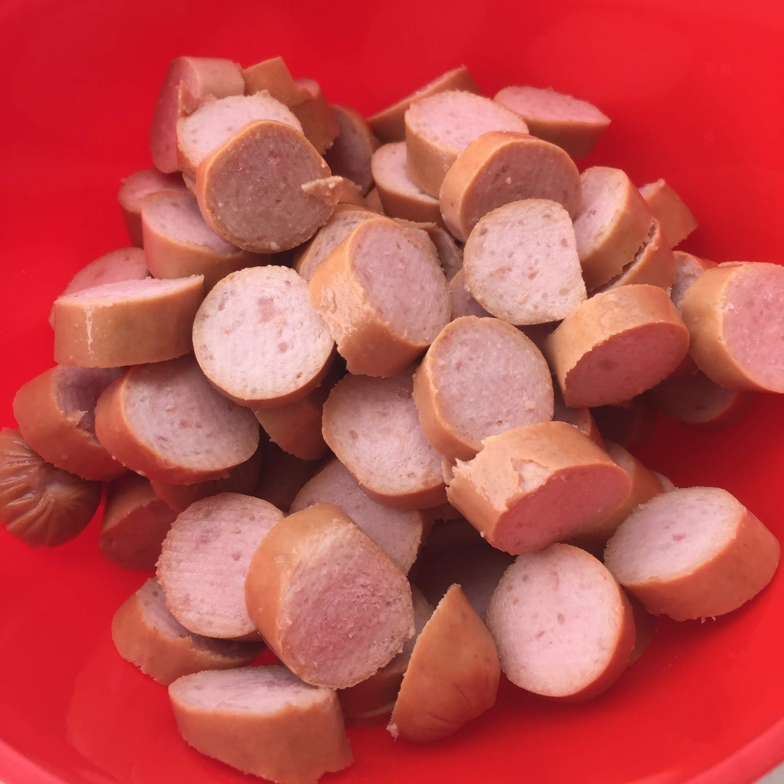 Pasta fredda mezze penne con piselli, wurstel, formaggio e pomodorini