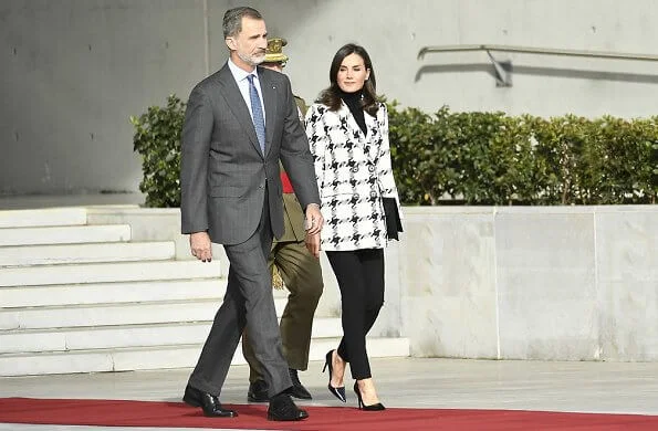 Queen Letizia wore Uterqüe houndstooth blazer, Prada black pumps, Karen Hallam ring and diamond earrings, carries Magrit clutch