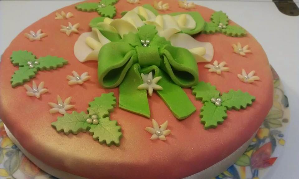 Sale Pepe e Fantasia..in cucina Pan di Spagna decorato con Pasta di