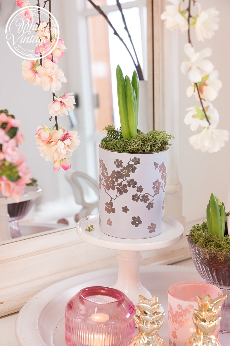 Mit Frühlingsblumen Wohnzimmer frühlingshaft dekorieren.