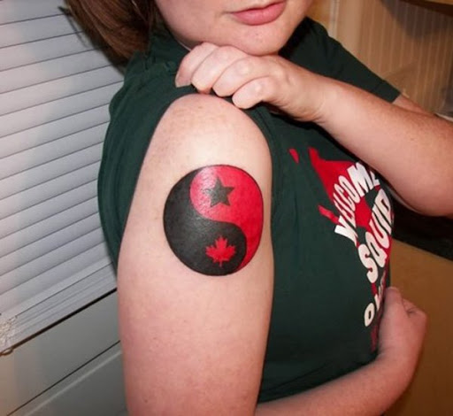 Vermelho e preto Yin Yang tatuagem. Isto é realmente uma grande procura de tatuagem que se destaca e dá um novo significado para o conceito de Yin Yang tatuagem e seu simbolismo.