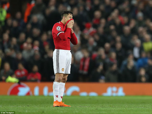 MU mất mặt ở cúp C1: Mourinho "nhút nhát" vẫn vòi thêm tiền 3 MU mất mặt ở cúp C1: Mourinho "nhút nhát" vẫn vòi thêm tiền 3