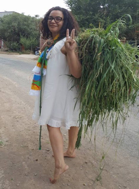 بالصورة.. لبنى أبيضار في البادية تقلد النساء البدويات! بالصورة.. لبنى أبيضار في البادية تقلد النساء البدويات!