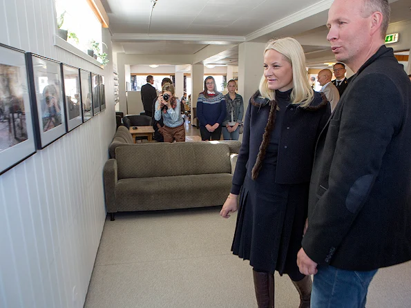 Teacher Peder Pedersen showed the photo exhibition by students at Lofoten folk high school.