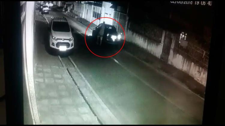 Vídeo mostra assaltantes fugindo após atirar contra PM e mulher em Feira