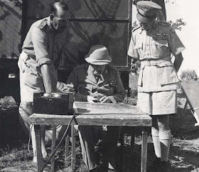 Winston Churchill in visita sul fronte della Linea Gotica con il Generale britannico Alexander