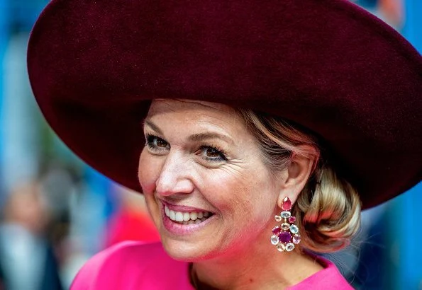 Queen Maxima wore Natan dress and Gianvito Rossi shoes, Diamond earrings at Het begint met taal Foundation event