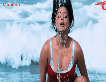 HOT+priyamani+cleavage+show+in+water.gif