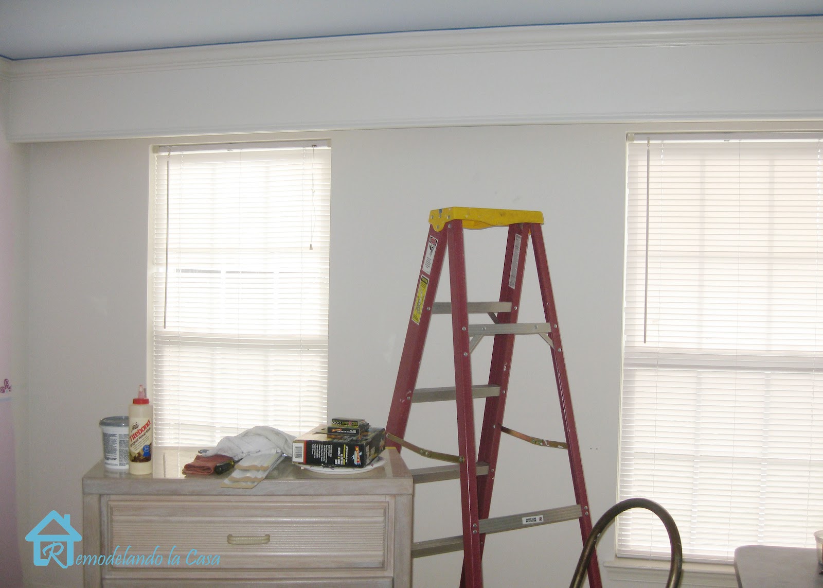 Give Interest To A Room With A Wooden Cornice Remodelando La Casa