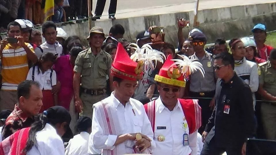 Presiden Jokowi Terima Parang dan Kuda Sumba 3 Presiden Jokowi bersama Bupati Sumba Barat Daya