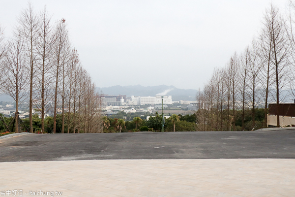 麗寶Outlet Mall二期像北義科莫湖街道,星巴克麗寶鐘樓門市好亮眼 麗寶Outlet Mall二期像北義科莫湖街道,星巴克麗寶鐘樓門市好亮眼