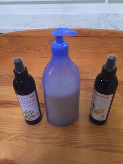 Ajout de l'hydrolat de fleur d'oranger pour la réalisation de l'eau nettoyante pour bébé, DIY