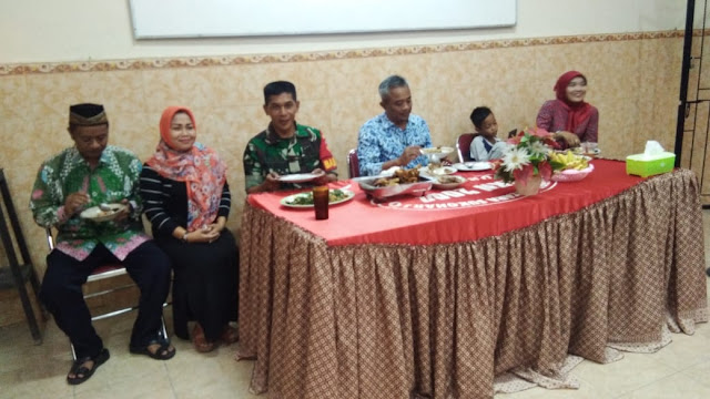 Akrabkan Dengan Warga Binaan : Serma Mulyadi Ikuti Buka Bersama