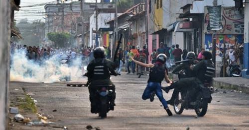 Pasukan Venezuela Tembakkan Gas Air Mata Pada Pendemo Di Perbatasan  Kolombia - Fokussumatera
