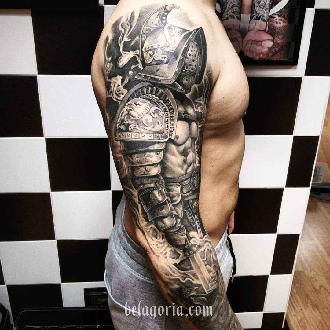 un espectacular tatuaje de gladiador