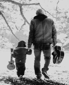Padre caminando de la mano con su hijo Padre caminando de la mano con su hijo