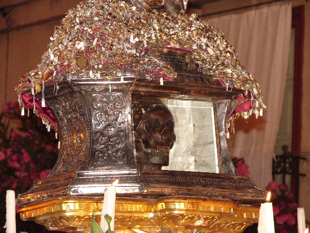 Η κάρα της Αγίας Άννας βρίσκεται στο εσωτερικό κάτω μέρος της λειψανοθήκης.