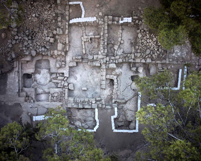 Foto aérea dos fundamentos do túmulo achado. (Skyview Co, cortesia da Israel Antiquities Authority).