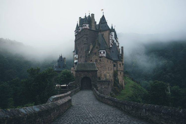 alt="fairytale castles,castles,travelling,palaces,palace,real castles,real palaces,burg eltz castle"