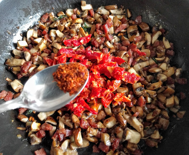 - Pikante Blätterteigschnecken
