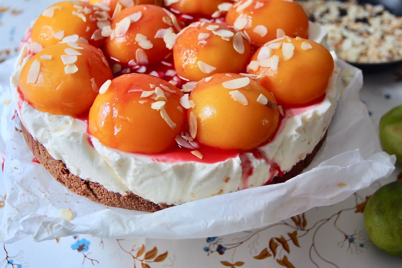 HOME OF HAPPY PFIRSICHCHEESECAKE MIT HIMBEERSAUCE