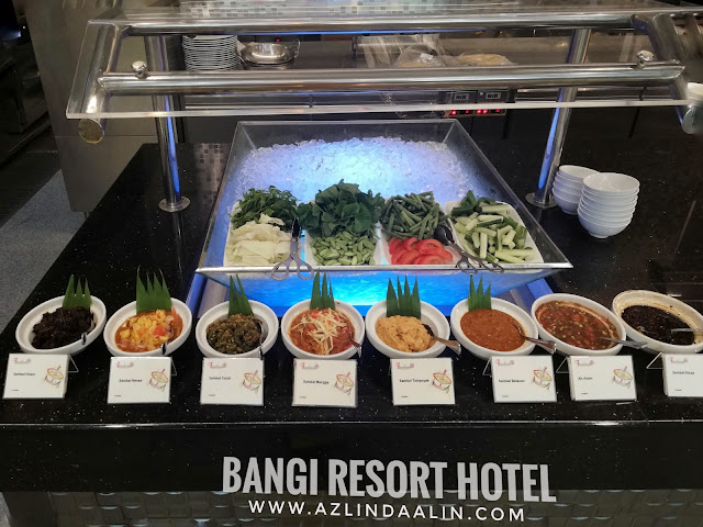 BUFFET CAHAYA RAMADAN 2019 BUKA PUASA DI BANGI RESORT HOTEL - Bila tibanya bulan puasa Ramadan, majlis buka puasa secara buffet memang tak asing lagi di negara kita ini. Jadi ! Entri hari ini, mummy Nak kongsikan pada korang BUFFET CAHAYA RAMADAN 2019 BUKA PUASA DI BANGI RESORT HOTEL. BUFFET CAHAYA RAMADAN 2019 BUKA PUASA DI BANGI RESORT HOTEL Mungkin ada yang tercari-cari tempat makan untuk majlis berbuka di sekitar Bangi dan Putrajaya samada berbuka puasa dengan keluarga, kawan sepejabat, sanak saudara atau rakan-rakan. Nak nampak best berbuka puasa secara esklusif ni, memang mummy highly recommended BUFFET CAHAYA RAMADAN 2019 BUKA PUASA DI BANGI RESORT HOTEL BUFFET CAHAYA RAMADAN 2019 BUKA PUASA DI BANGI RESORT HOTEL akan berada di Restoran Funtasia tingkat 1 di Bangi Resort Hotel. Ada yang tanya mummy, hotel baru ke tu?? Tak pernah dengar nama BANGI RESORT HOTEL tu pun. Oh ya ! Kalau korang nak tahu... hotel ni, dulu kala pernah menggunakan nama HOTEL EQUATORIAL BANGI dan juga HOTEL BANGI-PUTRAJAYA. Jangan tanya mummy lelebih kenapa mereka tukar nama ye ! LEBIH 200 SELEKSI PILIHAN MENU BUFFET CAHAYA RAMADAN 2019 BUKA PUASA DI BANGI RESORT HOTEL Kalau korang nak tahu, sebenarnya berbaloi ke BUFFET CAHAYA RAMADAN 2019 BUKA PUASA DI BANGI RESORT HOTEL. Sebab mereka menghidangkan lebih 200 seleksi pilihan menu untuk BUFFET CAHAYA RAMADAN 2019 BUKA PUASA DI BANGI RESORT HOTEL. Banyak,kan ! Jadi bagi sesiapa yang picky eater. Mummy yakin, dalam banyak-banyak menu di sini pasti ada pilihan yang sesuai ! BUFFET CAHAYA RAMADAN 2019 BUKA PUASA DI BANGI RESORT mengetengahkan menu masakan kampung serta antarabangsa. Terdapat bermacam-macam pilihan makanan dari chef-chef yang hebat dari pembuka selera, mee, nasi, pelbagai lauk sehingga ke pemanis mulut Pilihan minuman yang beraneka jenis dari minuman panas hinggalah ke minuman sejuk Pelbagai sambal : sambal hitam, sambal belacan, sambal tempoyak, sambal mangga, sambal kicap dan lain-lain Tak lupa juga, kid's corner yang di tunggu-tunggu oleh anak-anak kami ! Nasi Kerabu dan Ayam berempah Satay ayam dan daging Japanese Stall juga ada di sini ! Buffet Ramadan di sini memang KAMBING BAKAR ini WAJIB ! Tarikan istimewa tahun ini, ada kehadiran robot bernama "Robbie" yang boleh menyediakan aiskrim dan minuman berasaskan kopi. Nak tahu macam mana? Haaa..bab ni, kena datang sendiri pada bulan Ramadhan nanti. Semua menu BUFFET CAHAYA RAMADAN 2019 BUKA PUASA DI BANGI RESORT HOTEL memang banyak dan boleh memuaskan hati pengunjung. Jangan ragu-ragu bab HALAL. Dapur Funtasia, harmoni, pastry dan banquet semuanya HALAL serta disahkan oleh JAKIM ANAK-ANAK LEPAK SANTAI DI KOLAM IKAN BANGI RESORT HOTEL Sementara nak tunggu waktu buka puasa, anak-anak boleh beriadah di luar BANGI RESORT HOTEL untuk memberi ikan makan di kolam ikan atau ambil angin di kawasan kolam renang. Anak-anak kecil pastinya suka aktiviti sebegini, dan taklah mereka bosan menunggu waktu buffet buka puasa atau waktu makan malam yang panjang. Makanan ikan boleh di dapati dan di beli di lobi hotel. Jangan masukkan sebarangan makanan tau ! Ikan di sini lain. Mereka ada allergy tersendiri. HARGA BUFFET CAHAYA RAMADAN 2019 BUKA PUASA DI BANGI RESORT HOTEL Berapa HARGA BUFFET CAHAYA RAMADAN 2019 BUKA PUASA DI BANGI RESORT HOTEL ? Harga BUFFET CAHAYA RAMADAN 2019 BUKA PUASA DI BANGI RESORT HOTEL adalah serti di bawah :- Beli dari tarikh 15 MAC - 15 APRIL 2019 : RM75++ (dewasa) dan RM37. 50++ (kanak-kanak) PRA BAYAR (24 JAM SEBELUM) : RM90++ (dewasa) dan RM45++ (kanak-kanak) WALK IN DAN HARGA BIASA : RM120++ (dewasa) dan RM60 (kanak-kanak) Bagi setiap pelanggan dewasa yang membeli pakej BUFFET CAHAYA RAMADAN 2019 BUKA PUASA DI BANGI RESORT HOTEL. Setiap RM3.50 akan di salurkan ke tabung Islamic Relief Malaysia. Untuk tempahan, hubungi : Telefon : 03-82102222 Email : fb_reservations@hotelbangi-putrajaya.com Website : www.bangiresorthotel.com BUFFET CAHAYA RAMADAN 2019 BUKA PUASA DI BANGI RESORT HOTEL - Bila tibanya bulan puasa Ramadan, majlis buka puasa secara buffet memang tak asing lagi di negara kita ini. Jadi ! Entri hari ini, mummy Nak kongsikan pada korang BUFFET CAHAYA RAMADAN 2019 BUKA PUASA DI BANGI RESORT HOTEL. BUFFET CAHAYA RAMADAN 2019 BUKA PUASA DI BANGI RESORT HOTEL Mungkin ada yang tercari-cari tempat makan untuk majlis berbuka di sekitar Bangi dan Putrajaya samada berbuka puasa dengan keluarga, kawan sepejabat, sanak saudara atau rakan-rakan. Nak nampak best berbuka puasa secara esklusif ni, memang mummy highly recommended BUFFET CAHAYA RAMADAN 2019 BUKA PUASA DI BANGI RESORT HOTEL BUFFET CAHAYA RAMADAN 2019 BUKA PUASA DI BANGI RESORT HOTEL akan berada di Restoran Funtasia tingkat 1 di Bangi Resort Hotel. Ada yang tanya mummy, hotel baru ke tu?? Tak pernah dengar nama BANGI RESORT HOTEL tu pun. Oh ya ! Kalau korang nak tahu... hotel ni, dulu kala pernah menggunakan nama HOTEL EQUATORIAL BANGI dan juga HOTEL BANGI-PUTRAJAYA. Jangan tanya mummy lelebih kenapa mereka tukar nama ye ! LEBIH 200 SELEKSI PILIHAN MENU BUFFET CAHAYA RAMADAN 2019 BUKA PUASA DI BANGI RESORT HOTEL Kalau korang nak tahu, sebenarnya berbaloi ke BUFFET CAHAYA RAMADAN 2019 BUKA PUASA DI BANGI RESORT HOTEL. Sebab mereka menghidangkan lebih 200 seleksi pilihan menu untuk BUFFET CAHAYA RAMADAN 2019 BUKA PUASA DI BANGI RESORT HOTEL. Banyak,kan ! Jadi bagi sesiapa yang picky eater. Mummy yakin, dalam banyak-banyak menu di sini pasti ada pilihan yang sesuai ! BUFFET CAHAYA RAMADAN 2019 BUKA PUASA DI BANGI RESORT mengetengahkan menu masakan kampung serta antarabangsa. Terdapat bermacam-macam pilihan makanan dari chef-chef yang hebat dari pembuka selera, mee, nasi, pelbagai lauk sehingga ke pemanis mulut Pilihan minuman yang beraneka jenis dari minuman panas hinggalah ke minuman sejuk Pelbagai sambal : sambal hitam, sambal belacan, sambal tempoyak, sambal mangga, sambal kicap dan lain-lain Tak lupa juga, kid's corner yang di tunggu-tunggu oleh anak-anak kami ! Nasi Kerabu dan Ayam berempah Satay ayam dan daging Japanese Stall juga ada di sini ! Buffet Ramadan di sini memang KAMBING BAKAR ini WAJIB ! Tarikan istimewa tahun ini, ada kehadiran robot bernama "Robbie" yang boleh menyediakan aiskrim dan minuman berasaskan kopi. Nak tahu macam mana? Haaa..bab ni, kena datang sendiri pada bulan Ramadhan nanti. Semua menu BUFFET CAHAYA RAMADAN 2019 BUKA PUASA DI BANGI RESORT HOTEL memang banyak dan boleh memuaskan hati pengunjung. Jangan ragu-ragu bab HALAL. Dapur Funtasia, harmoni, pastry dan banquet semuanya HALAL serta disahkan oleh JAKIM ANAK-ANAK LEPAK SANTAI DI KOLAM IKAN BANGI RESORT HOTEL Sementara nak tunggu waktu buka puasa, anak-anak boleh beriadah di luar BANGI RESORT HOTEL untuk memberi ikan makan di kolam ikan atau ambil angin di kawasan kolam renang. Anak-anak kecil pastinya suka aktiviti sebegini, dan taklah mereka bosan menunggu waktu buffet buka puasa atau waktu makan malam yang panjang. Makanan ikan boleh di dapati dan di beli di lobi hotel. Jangan masukkan sebarangan makanan tau ! Ikan di sini lain. Mereka ada allergy tersendiri. HARGA BUFFET CAHAYA RAMADAN 2019 BUKA PUASA DI BANGI RESORT HOTEL Berapa HARGA BUFFET CAHAYA RAMADAN 2019 BUKA PUASA DI BANGI RESORT HOTEL ? Harga BUFFET CAHAYA RAMADAN 2019 BUKA PUASA DI BANGI RESORT HOTEL adalah serti di bawah :- Beli dari tarikh 15 MAC - 15 APRIL 2019 : RM75++ (dewasa) dan RM37. 50++ (kanak-kanak) PRA BAYAR (24 JAM SEBELUM) : RM90++ (dewasa) dan RM45++ (kanak-kanak) WALK IN DAN HARGA BIASA : RM120++ (dewasa) dan RM60 (kanak-kanak) Bagi setiap pelanggan dewasa yang membeli pakej BUFFET CAHAYA RAMADAN 2019 BUKA PUASA DI BANGI RESORT HOTEL. Setiap RM3.50 akan di salurkan ke tabung Islamic Relief Malaysia. Untuk tempahan, hubungi : Telefon : 03-82102222 Email : fb_reservations@hotelbangi-putrajaya.com Website : www.bangiresorthotel.com
