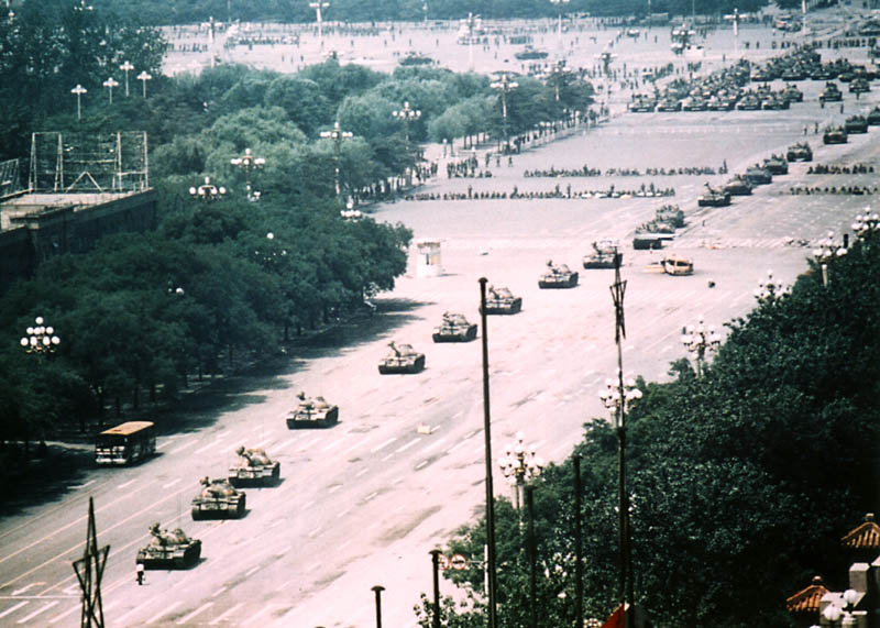 tank-man-tiananmen-square-uncropped-bigg