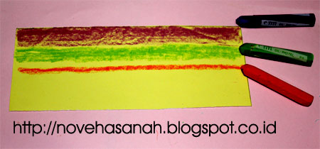 kertas yang ketiga kita beri warna dengan krayon (warna lain juga boleh) kemudian untuk membuat prakarya atau kerajinan tangan berbentuk kipas sederhana yang unik maka pada kertas yang ketiga kita beri warna dengan krayon (warna lain juga boleh)
