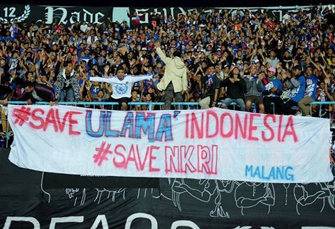 Tak Terima Ulama Dihina, Arema Bentangkan Spanduk Save Ulama Indonesia