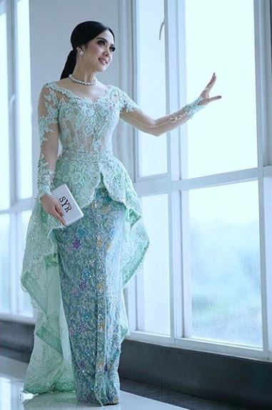 Model Baju Kebaya Syahrini Warna Biru Muda Transparan Artis Cantik Princess Indonesia Model Baju Kebaya Syahrini Warna Biru Muda Transparan Artis Cantik Princess Indonesia
