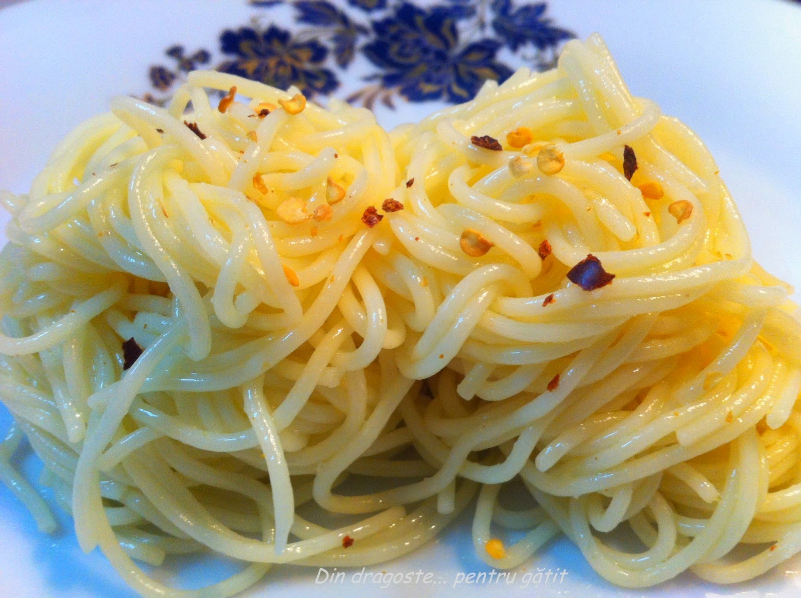 Spaghete cu usturoi și ulei de măsline, ușor picante