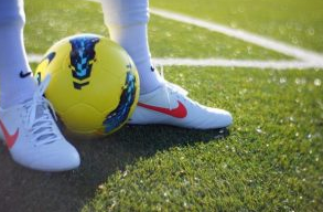 Bermain Futsal di Lapangan Rumput Sintetis Bermain Futsal di Lapangan Rumput Sintetis
