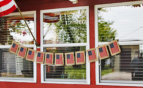 Last Minute DIY American Flag Banner With Burlap