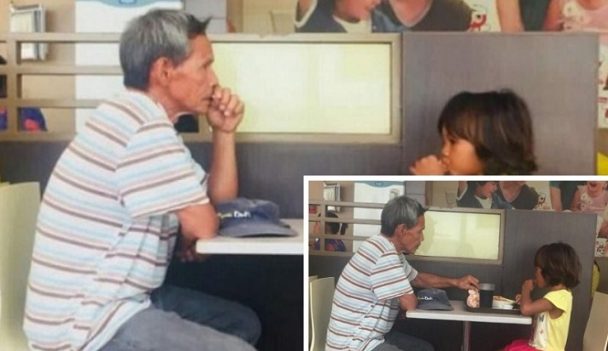  Gak Mampu Beli Lagi, Kakek Ini Hanya Bisa Melihat Cucunya Makan di Restoran