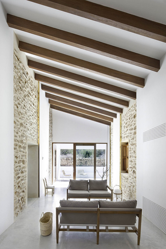 Can Manuel d’en Corda house in Formentera. Design by Marià Castelló and Daniel Redolat. Image by Estudi Es Pujol de s’Era via ArchDaily.