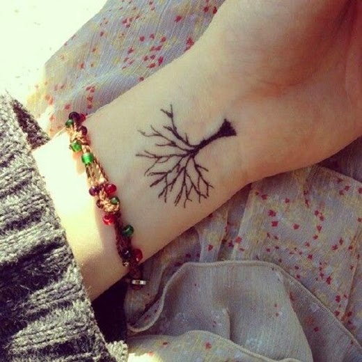 vemos a una chica que lleva el tatuaje de un arbol 