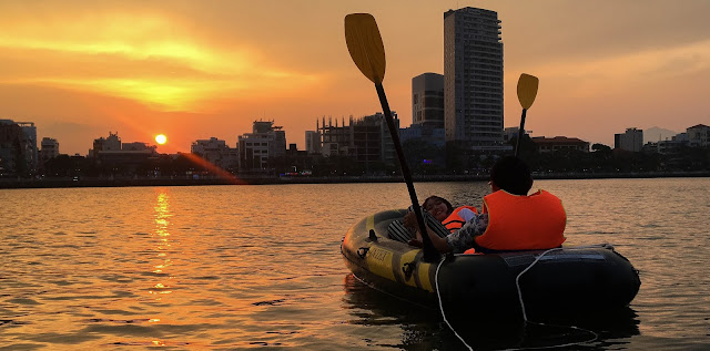 Cầu hôn trên Tour thuyền hơi tại Đà Nẵng trên sông Hàn mới lại đầy lãng mạn Cầu hôn trên Tour thuyền hơi tại Đà Nẵng trên sông Hàn mới lại đầy lãng mạn