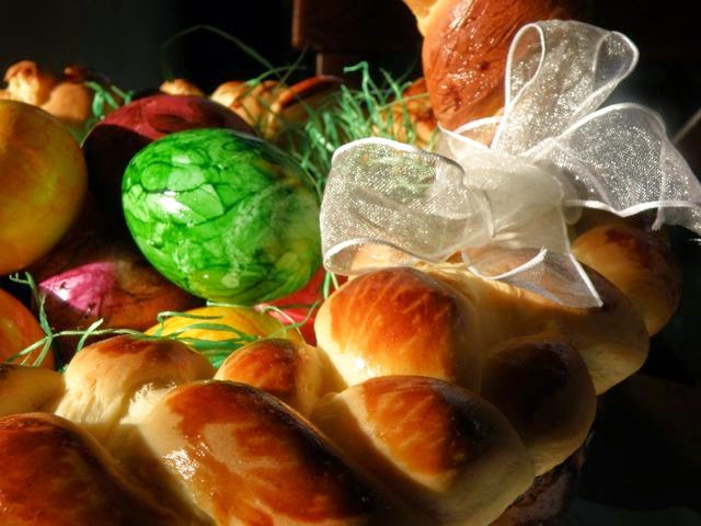 Osterkorb aus Hefeteig mit Ostereiern Osterkorb aus Hefeteig mit Ostereiern
