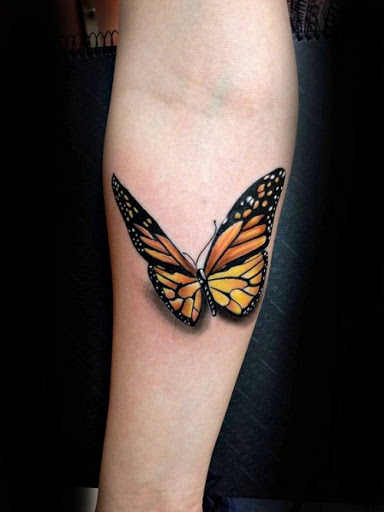 A laranja e a Borboleta Preta no Braço Inferior da Tatuagem