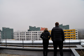 Zwei Menschen vor der Skyline MVs